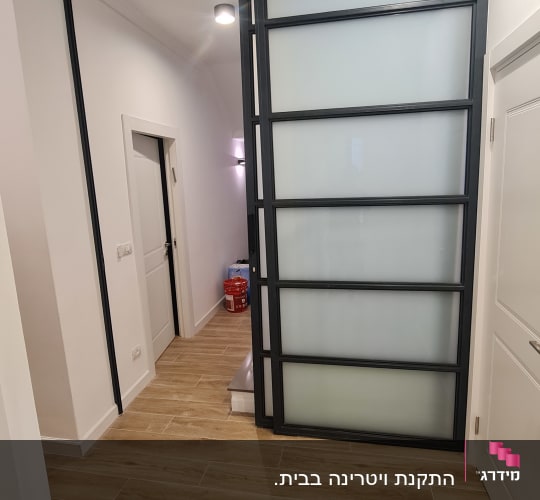 דלת זכוכית חלבית עם מסגרת מתכת שחורה